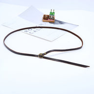 Bracelet à enrouler en cuir marron vintage pour homme avec boucle ronde en métal antique.