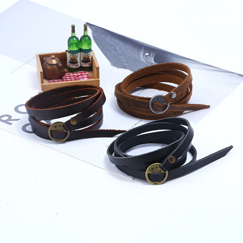 Trois bracelets à enrouler en cuir vintage pour homme, coloris noir, café et marron, boucles métalliques rondes.
