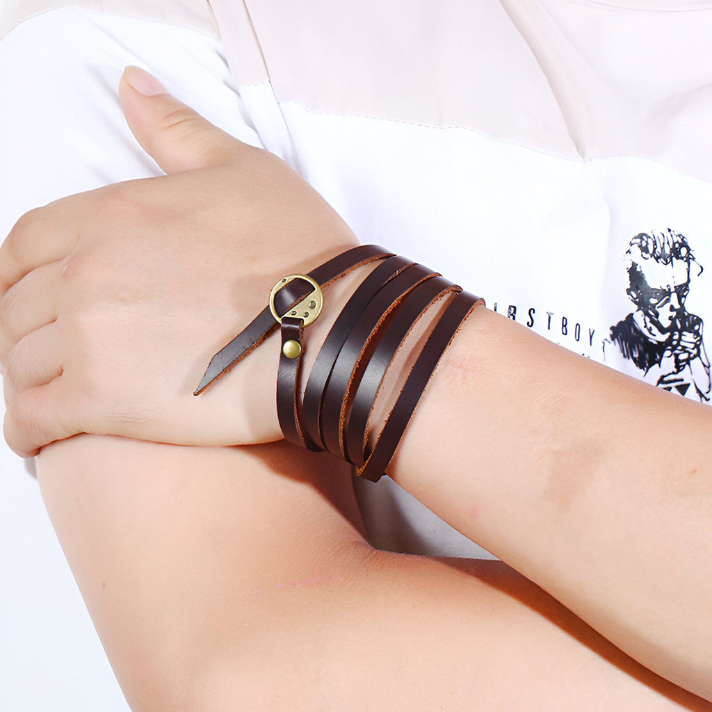Bracelet en cuir marron à enrouler multiple tours avec bouton-pression doré, style vintage masculin.