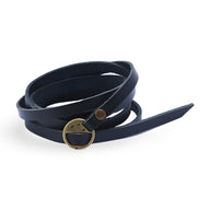 Bracelet à enrouler en cuir noir vintage pour homme avec boucle en métal doré.