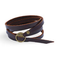 Bracelet en cuir marron foncé à enrouler avec boucle en métal vieilli style vintage.