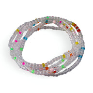 Bracelet à enrouler en perles de résine transparentes avec petites perles multicolores pour femme.