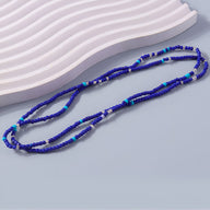 Bracelet à enrouler en perles de résine bleu azure et turquoise avec accents argentés.