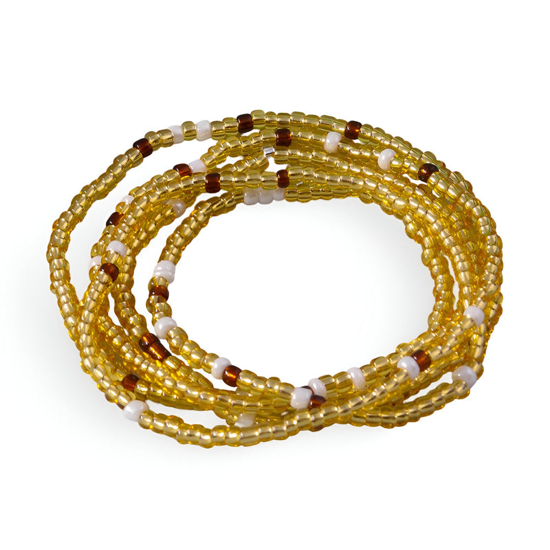 Bracelet en perles de résine élastique jaune doré avec accents blancs et marron, modèle enroulable Narwa.