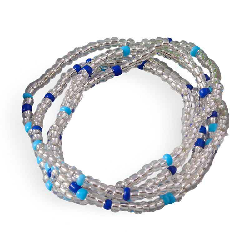 Bracelet à enrouler en perles de résine transparentes avec accents bleu azure et turquoise.