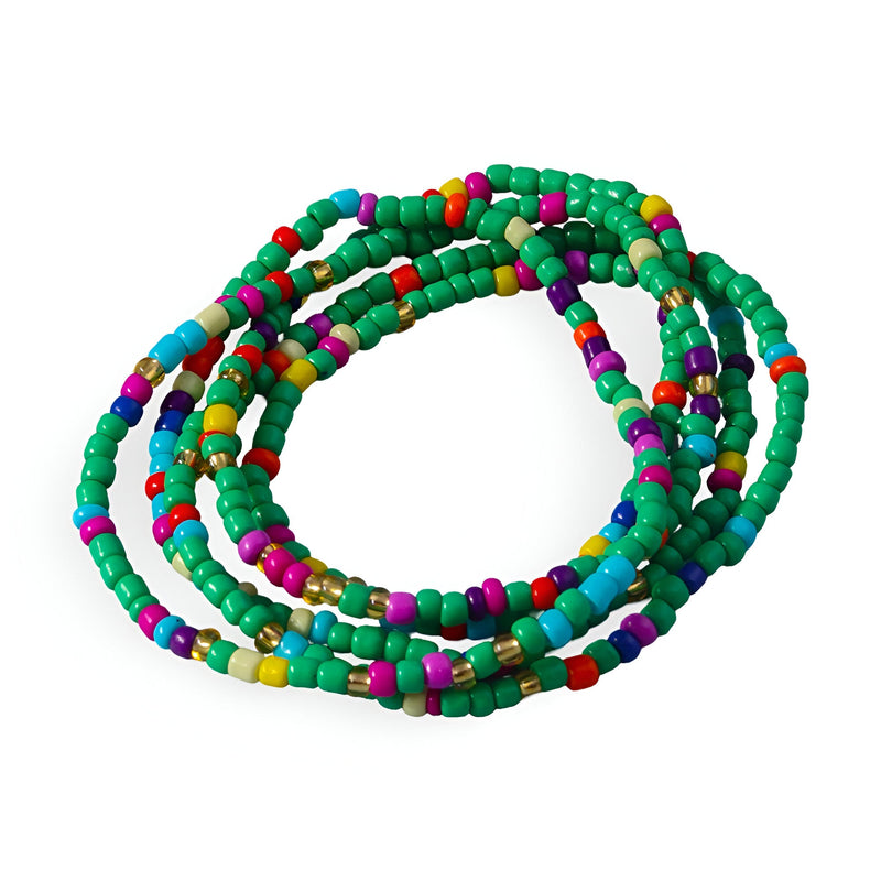 Bracelet à enrouler en perles élastiques multicolores, tons verts, rouges, jaunes et violets.