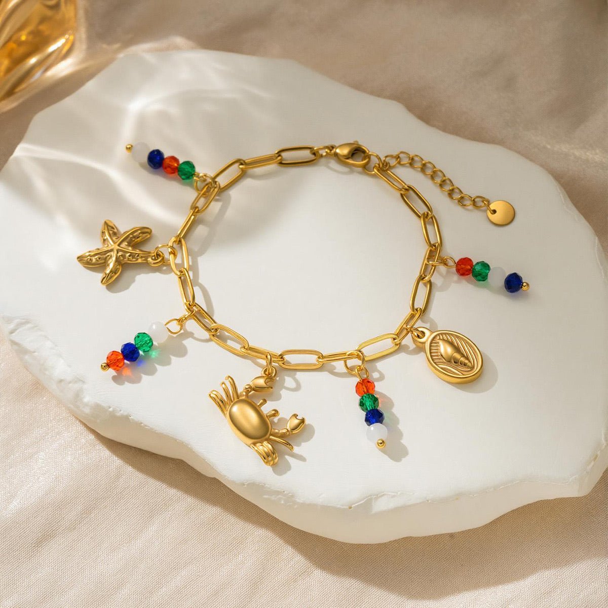 Bracelet à mailles dorées, charms marins et perles colorées, bijou d'été ajustable, modèle Toila