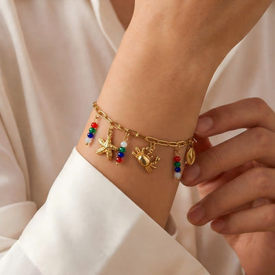 Bracelet à mailles dorées, charms marins et perles colorées, bijou d'été ajustable, modèle Toila