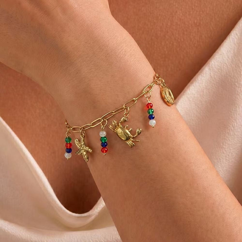 Bracelet à mailles dorées, charms marins et perles colorées, bijou d'été ajustable, modèle Toila