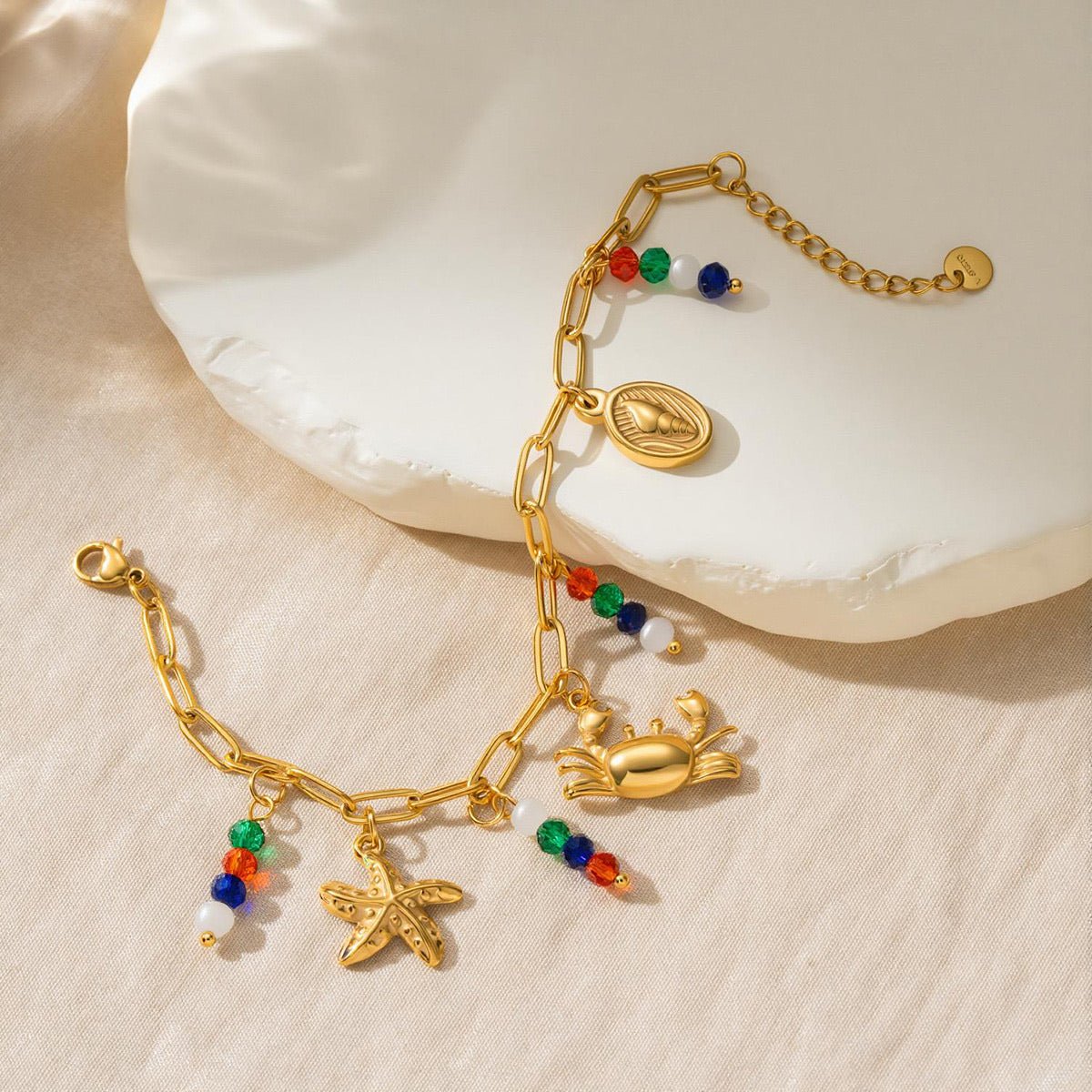 Bracelet à mailles dorées, charms marins et perles colorées, bijou d'été ajustable, modèle Toila