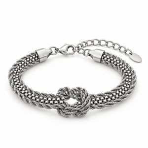 Packshot studio bracelet Bracelet à mailles multiples avec nœud central, acier inoxydable à finition dorée, style minimaliste raffiné, modèle Coupa — Argent, vue frontale basse, fond blanc pur, détails verrouillés