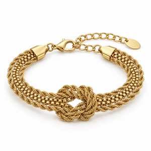 Packshot studio bracelet Bracelet à mailles multiples avec nœud central, acier inoxydable à finition dorée, style minimaliste raffiné, modèle Coupa — Or, vue frontale basse, fond blanc pur, détails verrouillés