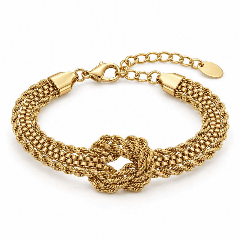 Packshot studio bracelet Bracelet à mailles multiples avec nœud central, acier inoxydable à finition dorée, style minimaliste raffiné, modèle Coupa — Or, vue frontale basse, fond blanc pur, détails verrouillés