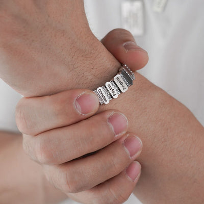 Bracelet serpent en acier inoxydable avec plaques gravées personnalisées et zircons brillants, finition argentée.