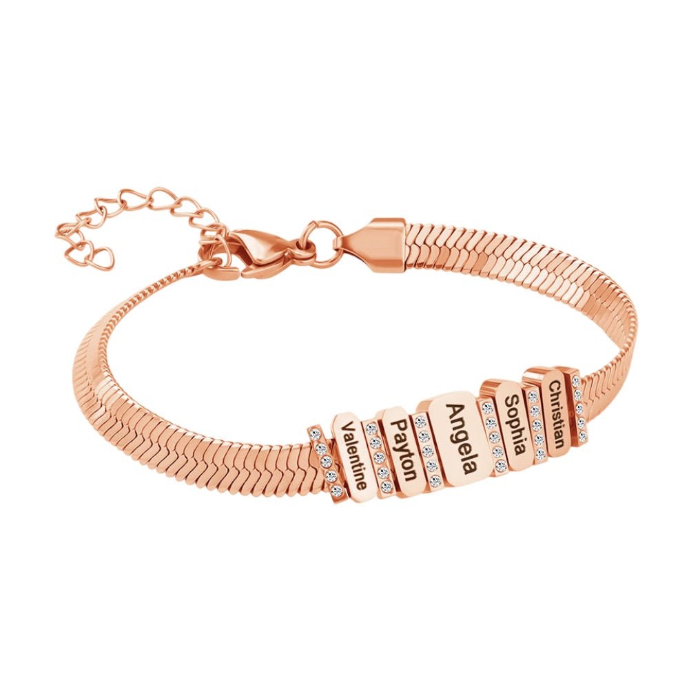 Bracelet serpent en acier inoxydable doré rose avec plaques gravées de noms et zircons brillants, fermeture ajustable.