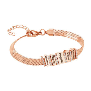 Bracelet serpent en acier inoxydable doré rose avec plaques gravées de noms et zircons brillants, fermeture ajustable.