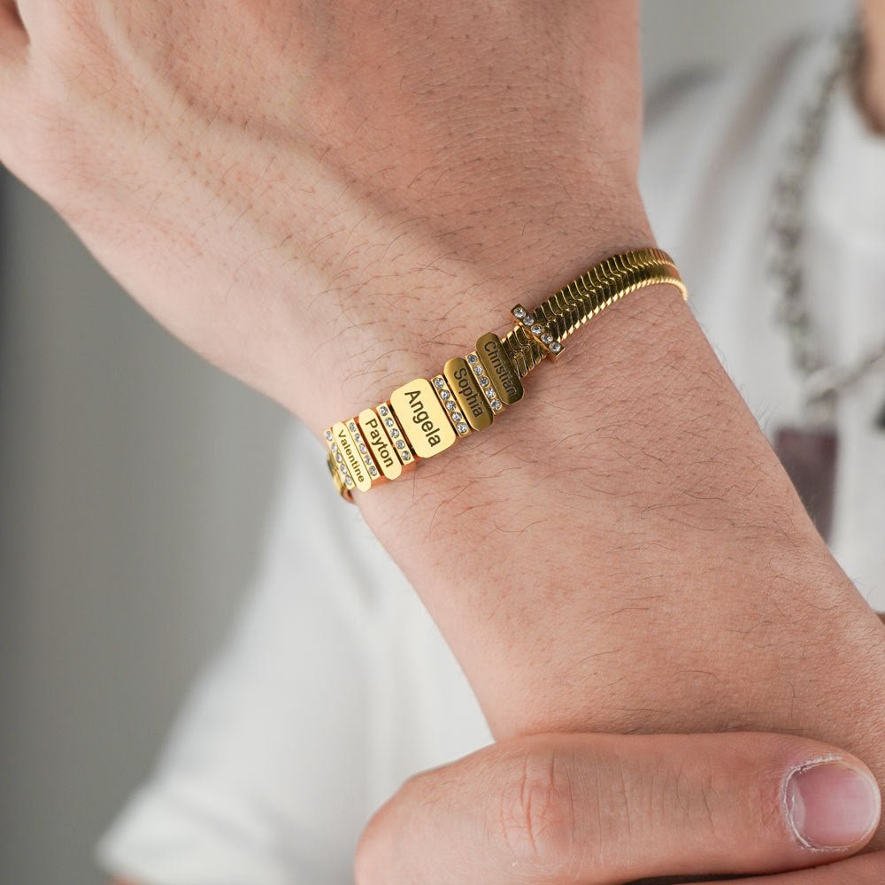 Bracelet à mailles serpent doré en acier inoxydable avec plaques gravées et zircons brillants.