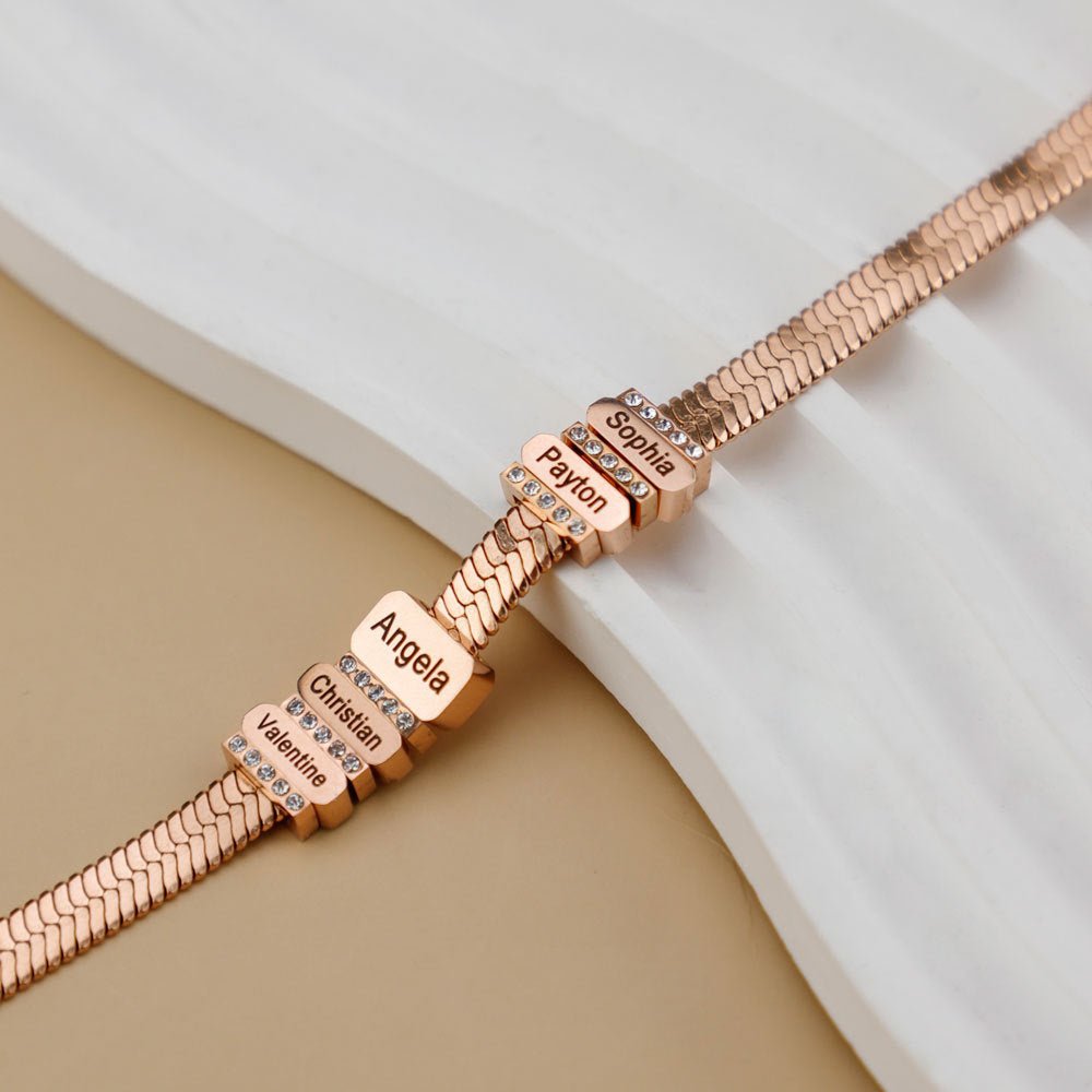 Bracelet serpent en acier inoxydable doré rose avec plaques carrées gravées et zircons brillants.