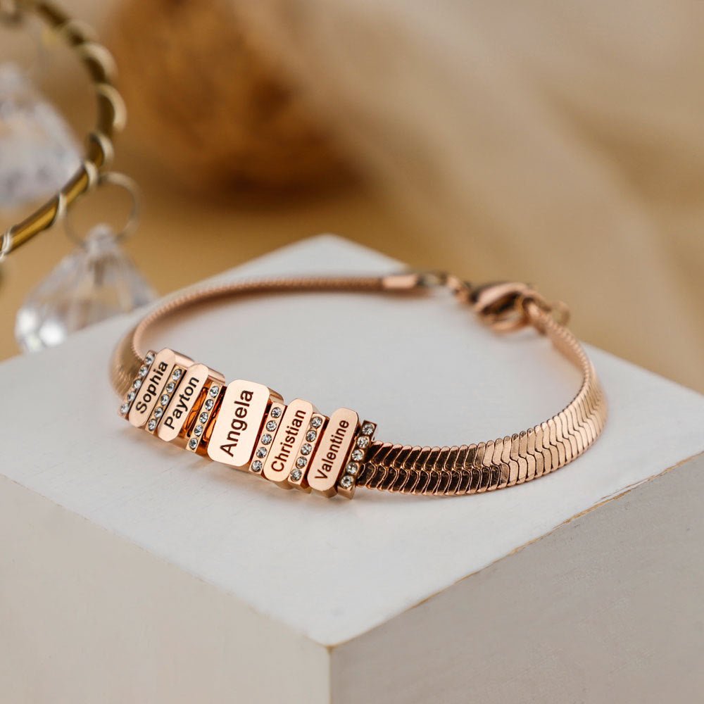 Bracelet serpent en acier inoxydable rose doré avec plaques gravées de noms personnalisés et zircons brillants.