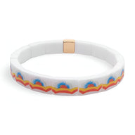Bracelet en acrylique blanc avec motif floral coloré bleu, orange et rouge, fermoir doré.