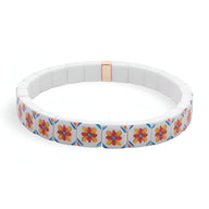 Bracelet en acrylique blanc à motifs floraux orange et rouges sur chaque carré, style Hyacinth pour femme.