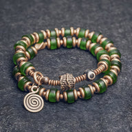 Bracelet double tour en perles de verre vert et anneaux en cuivre avec pendentif spirale en cuivre.