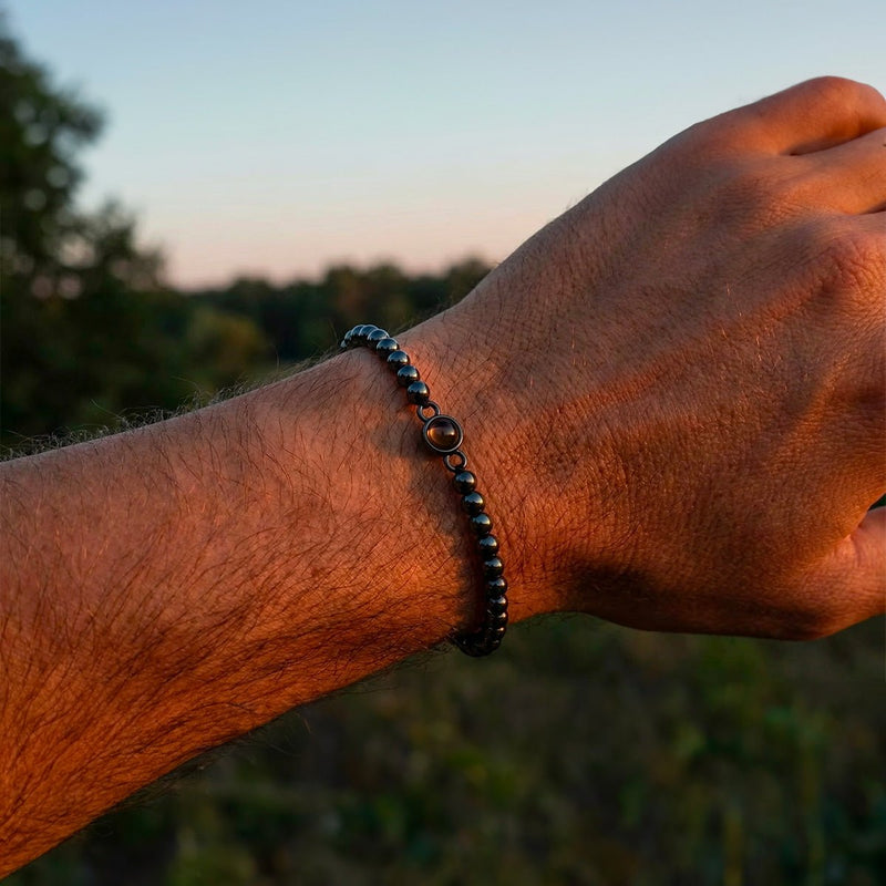 Bracelet à perles métalliques noires brillantes avec projection photo, cordon noir ajustable, design Josue.