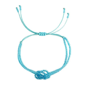 Bracelet bleu clair en perles miyuki fines avec nœud central ajustable en cordon coulissant.