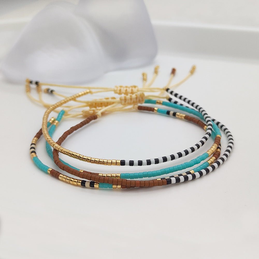 Bracelets fins à perles Miyuki turquoise, or et brun, cordons ajustables beige, style bohème chic.
