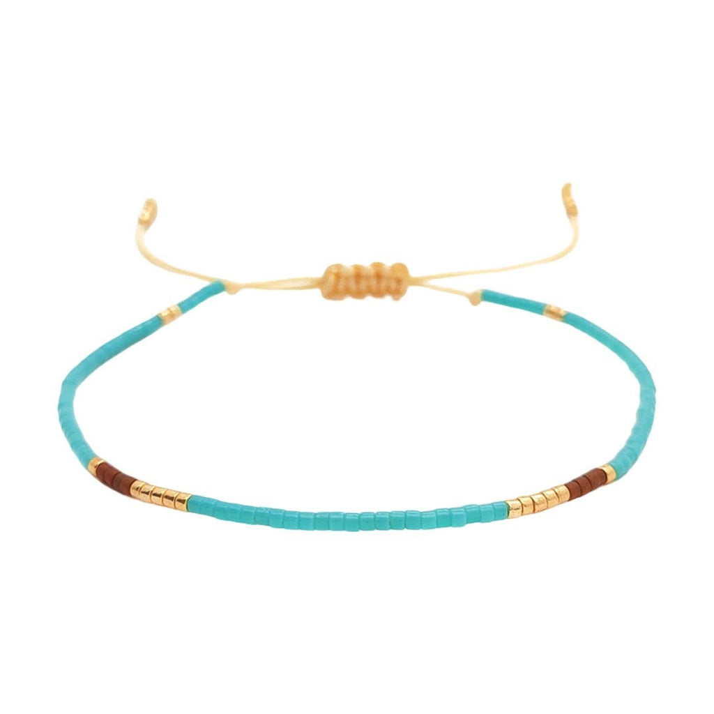 Bracelet fin en perles Miyuki turquoise, or et brun, cordon ajustable noué, style bohème chic.