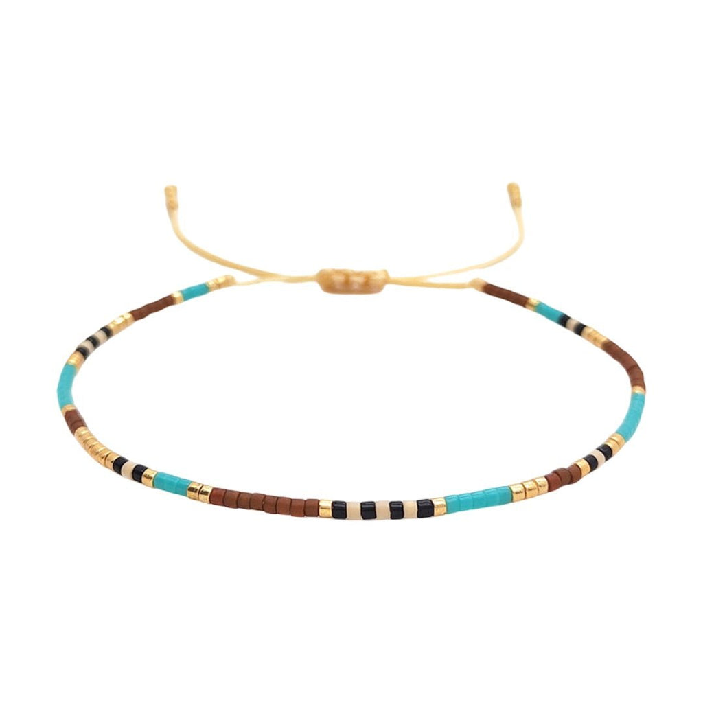 Bracelet fin en perles Miyuki turquoise, or et brun avec cordon ajustable beige, style bohème chic.