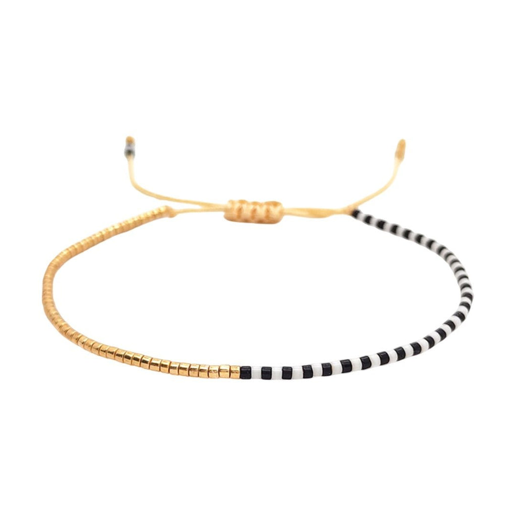 Bracelet fin à perles Miyuki turquoise, or et brun, cordon ajustable beige, style bohème chic.