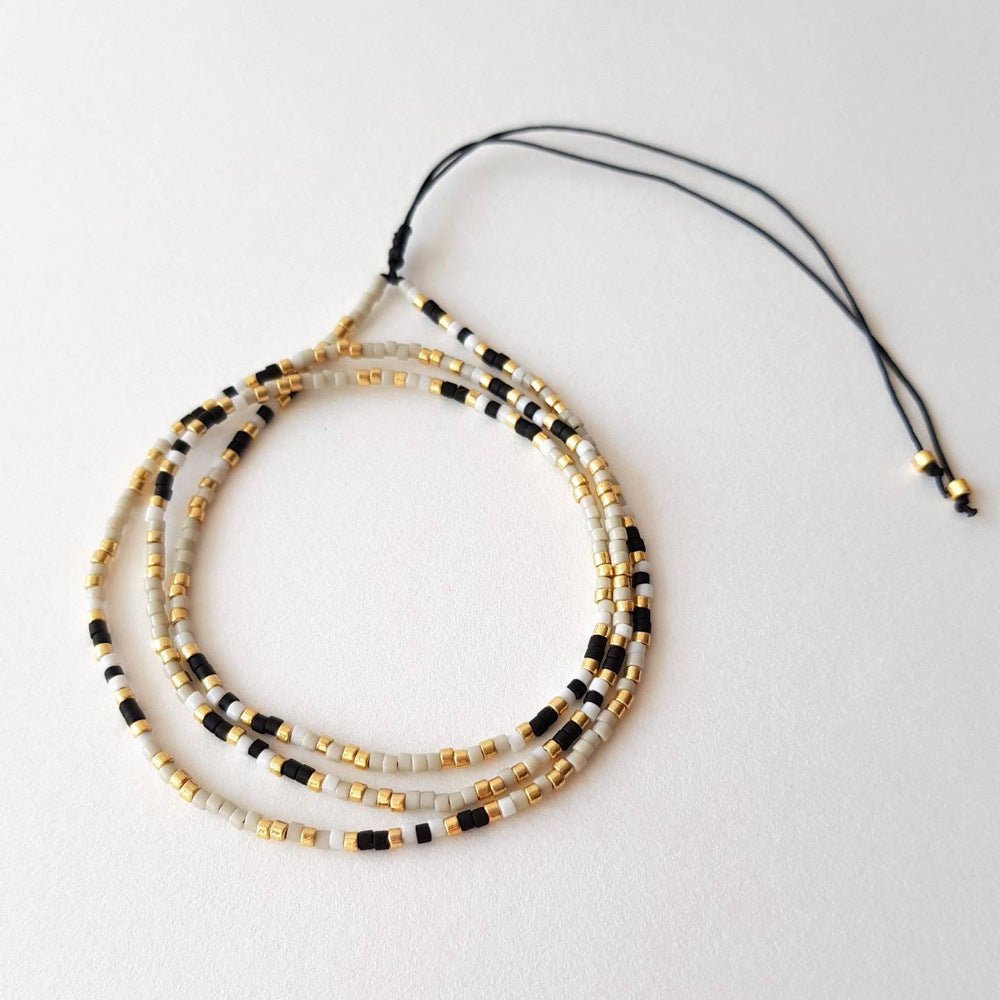Bracelet à perles miyuki du japon fines multirangs, noir blanc doré, fermoir coulissant discret, modèle Grina