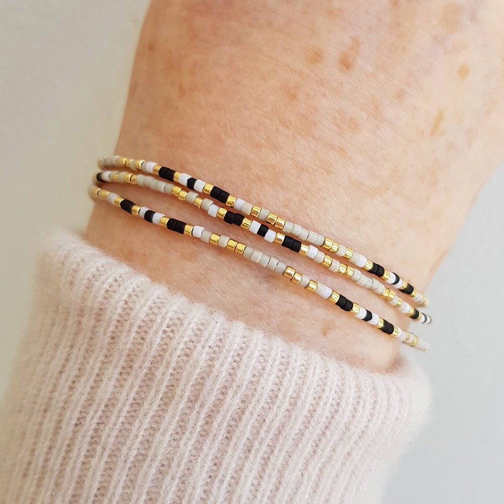 Bracelet à perles miyuki du japon fines multirangs, noir blanc doré, fermoir coulissant discret, modèle Grina