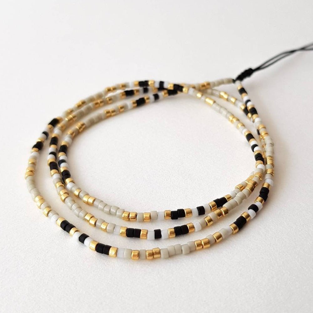 Bracelet à perles miyuki du japon fines multirangs, noir blanc doré, fermoir coulissant discret, modèle Grina