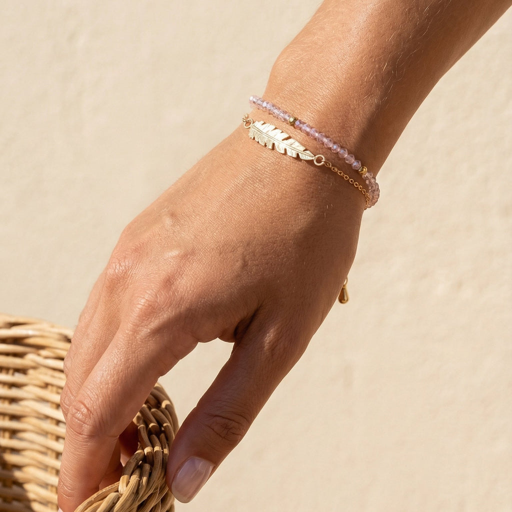 Bracelet à perles rose quartz et plume dorée, bijou fin double rang avec chaîne délicate et fermoir mousqueton, modèle Pelzia
