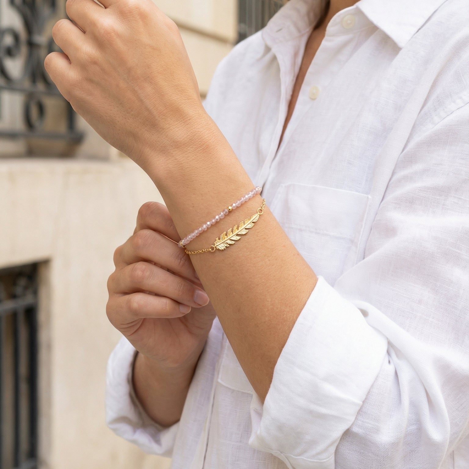 Bracelet à perles rose quartz et plume dorée, bijou fin double rang avec chaîne délicate et fermoir mousqueton, modèle Pelzia