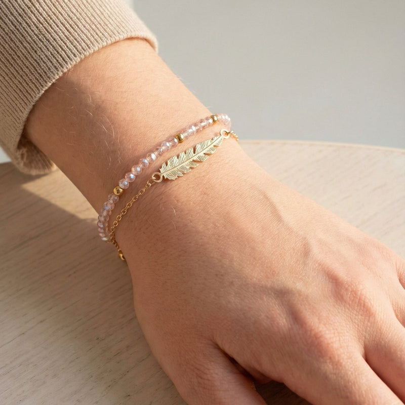 Bracelet à perles rose quartz et plume dorée, bijou fin double rang avec chaîne délicate et fermoir mousqueton, modèle Pelzia