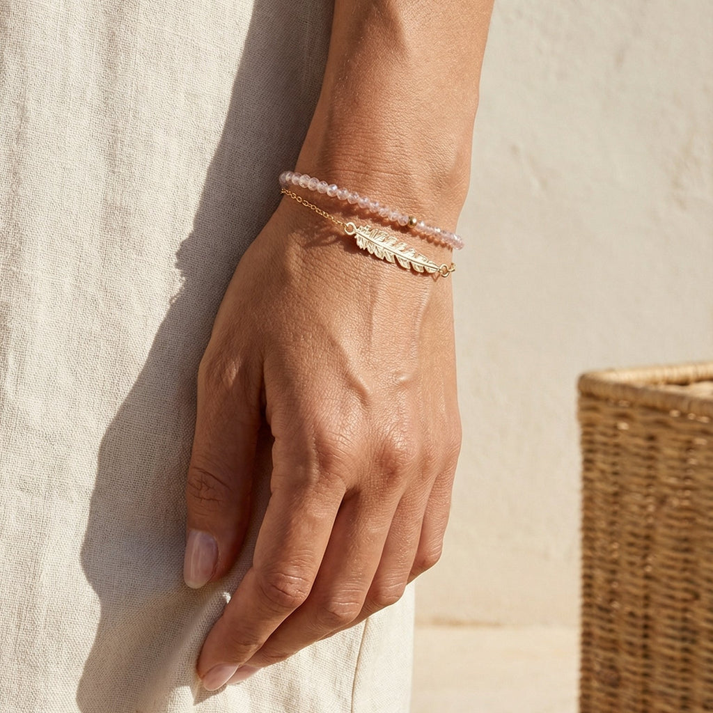Bracelet à perles rose quartz et plume dorée, bijou fin double rang avec chaîne délicate et fermoir mousqueton, modèle Pelzia