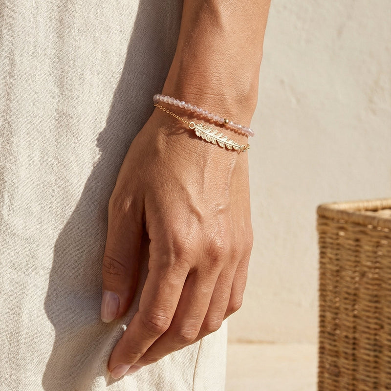 Bracelet à perles rose quartz et plume dorée, bijou fin double rang avec chaîne délicate et fermoir mousqueton, modèle Pelzia
