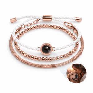 Bracelet à projection photo personnalisé, trio perles dorées et cordon tressé, acier inoxydable, bijou cadeau émotionnel — modèle Jivana — Or rosé et blanc — packshot studio photo sous lentille