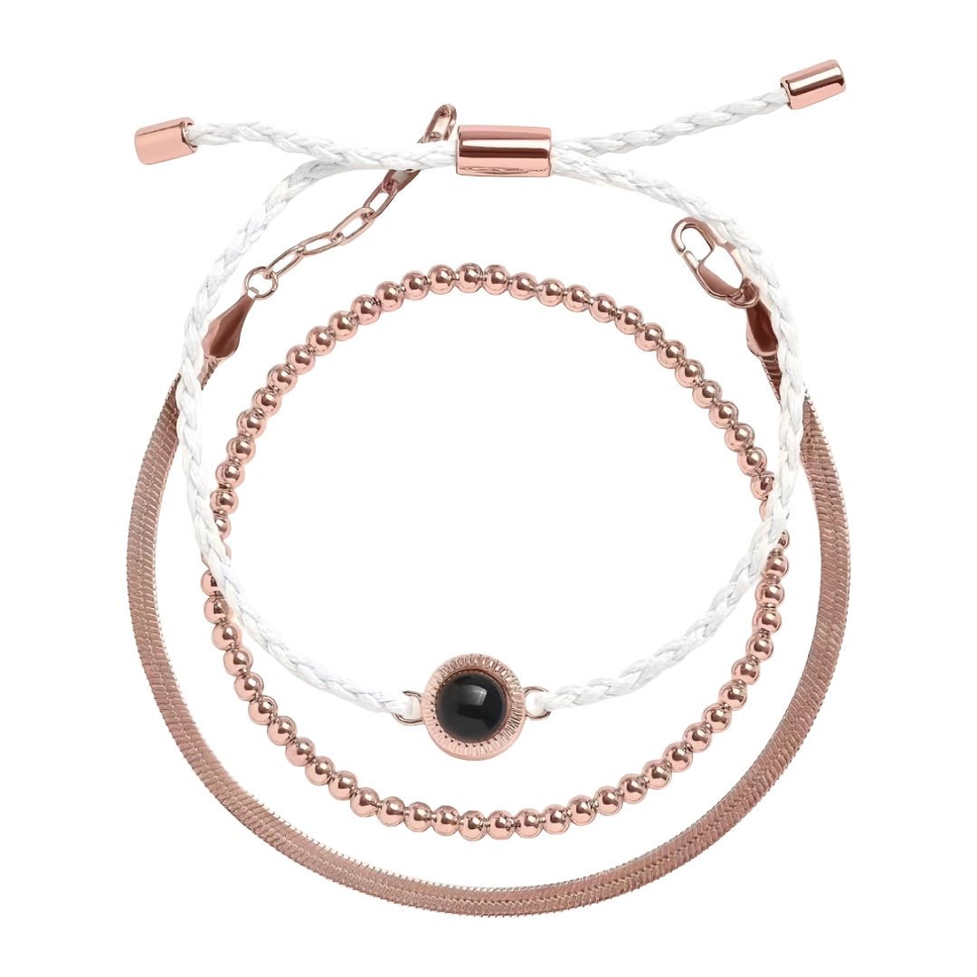 Bracelet trio cordon blanc tressé, perles dorées, acier inoxydable, médaillon noir central personnalisable.