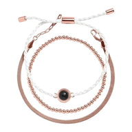 Bracelet trio cordon blanc tressé, perles dorées, acier inoxydable, médaillon noir central personnalisable.