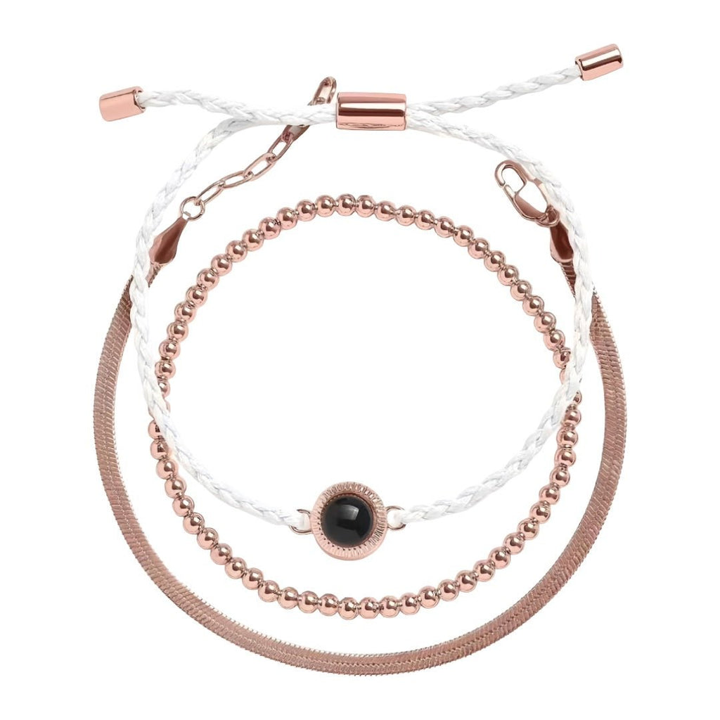 Bracelet trio cordon blanc tressé, perles dorées, acier inoxydable, médaillon noir central personnalisable.