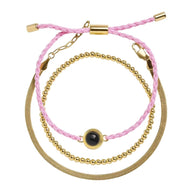 Bracelet trio perles dorées en acier avec cordon tressé rose clair et plaque lisse, fermoir réglable.