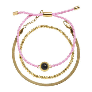 Bracelet trio perles dorées en acier avec cordon tressé rose clair et plaque lisse, fermoir réglable.