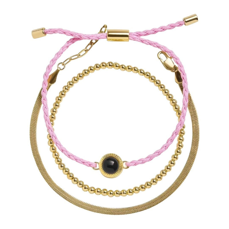 Bracelet trio perles dorées en acier avec cordon tressé rose clair et plaque lisse, fermoir réglable.