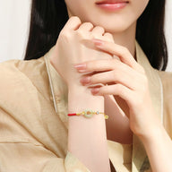 Bracelet femme en fil rouge avec pierre de jade verte centrale et détails en argent 925.