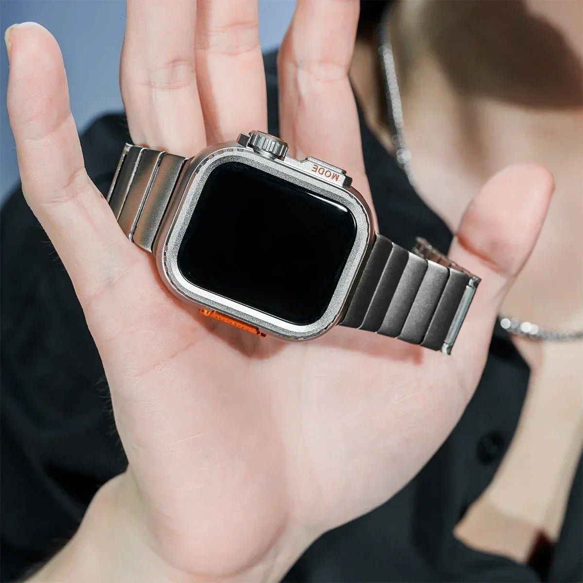 Stainless steel bracelet with full cover for Apple Watch, secure butterfly clasp, modern sporty style, Zedix model