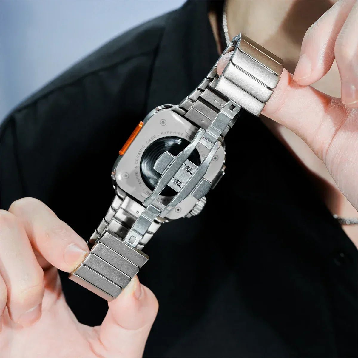 Stainless steel bracelet with full cover for Apple Watch, secure butterfly clasp, modern sporty style, Zedix model